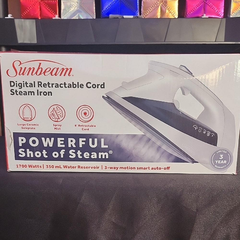 Sunbeam White and Black Steam Iron with Retractable Cord - Picture 1 of 4